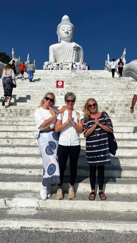 Joyce, haar dochter en Charlotte bij de Big Buddha in Phuket