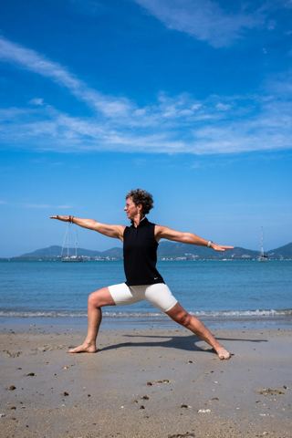 Joyce in krijgerhouding op het strand in Phuket