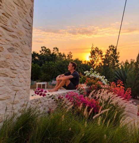 Yannis bij zonsondergang op het terras van de retreatlocatie in Marokko